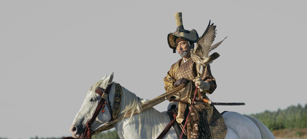 Hiroyuki Sanada as Yoshii Toranaga on the back of a horse with an eagle in Shogun