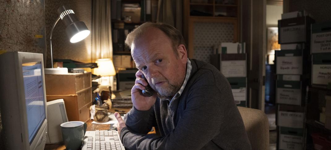 Toby Jones as Alan Bates on the phone in 'Mr Bates vs The Post Office' Episode 3