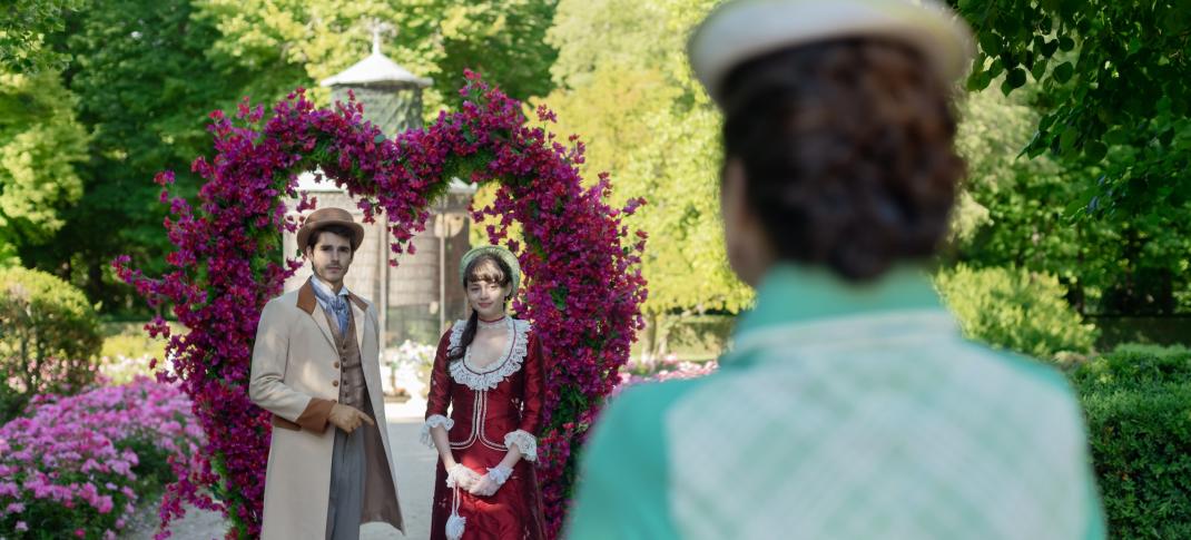 Nadia de Santiago as Elena, Álvaro Mel as Santiago, and Isa Montalbán as Cristina in "The Lady's Companion"