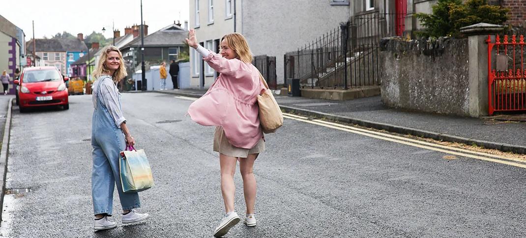 Sarah Goldberg and Susan Stanley as Sare and Suze in 'SisterS'