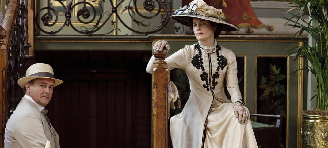Elizabeth McGovern and Hugh Bonneville in 'Downton Abbey' Season 1