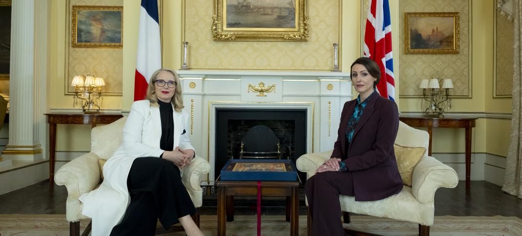 Suranne Jones and Julie Delpy in "Hostage"