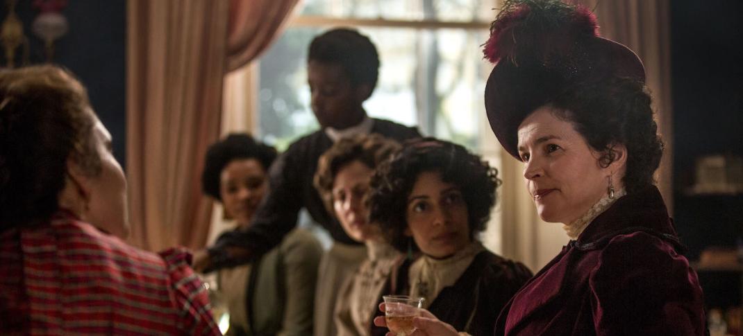 Mrs. Wilcox, Julie Ormand, meets the Bohemians of Edwardian London. (Photo: Courtesy 2017 Starz Entertainment LLC)