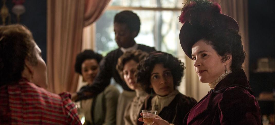 Mrs. Wilcox, Julie Ormand, meets the Bohemians of Edwardian London.  (Photo:  Courtesy 2017 Starz Entertainment LLC)