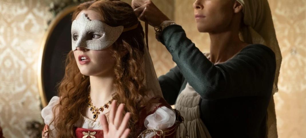 Kaitlyn Dever and Minnie Driver in "Rosaline" (Photo: Moris Puccio/20th Century Studios)