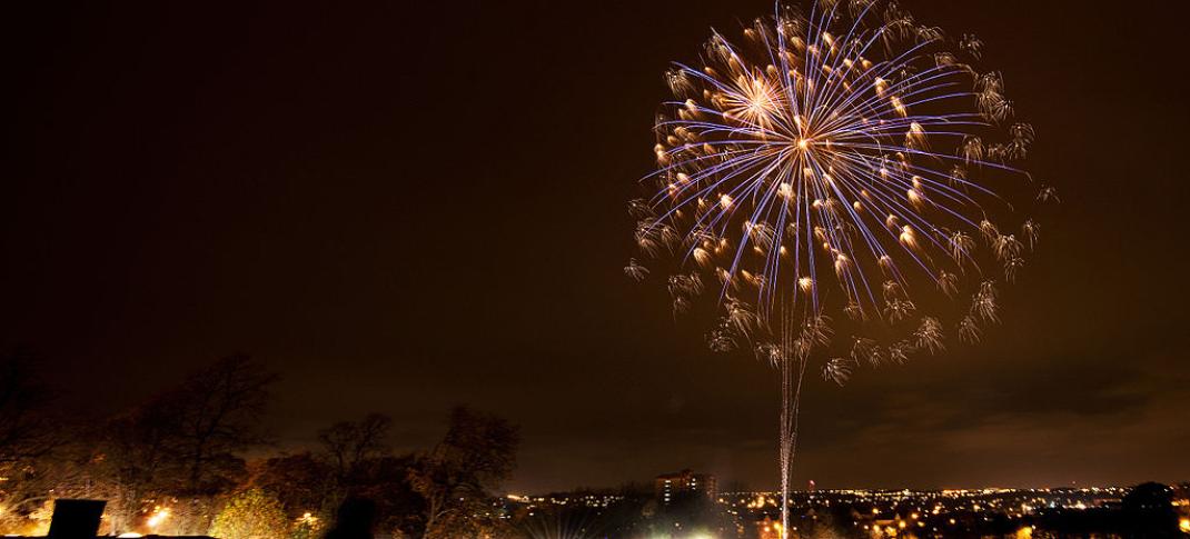 Bonfire Night fireworks in Thornes Park, Wakefield (Photo: Stephen Boyer, Wikimedia Commons)