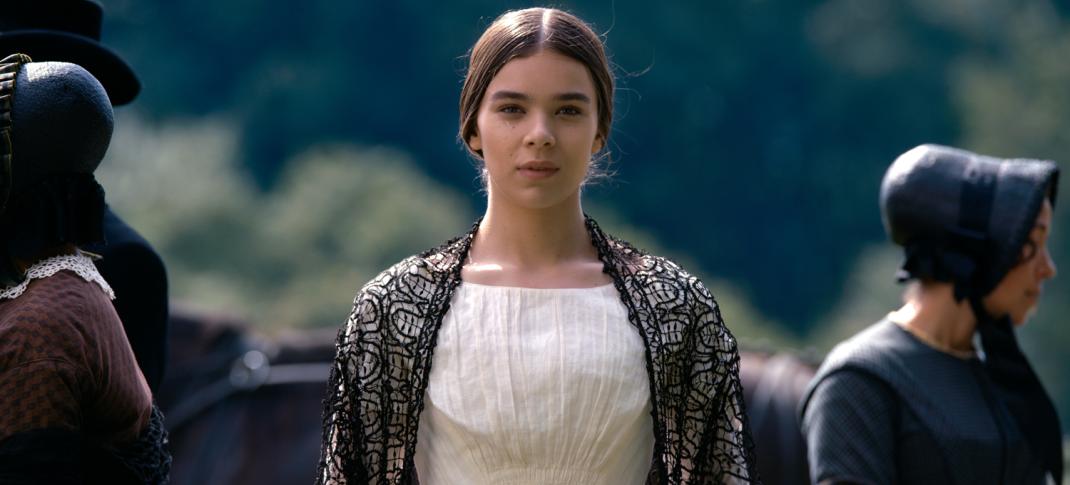 Hailee Steinfeld in "Dickinson" (Photo: Apple TV)