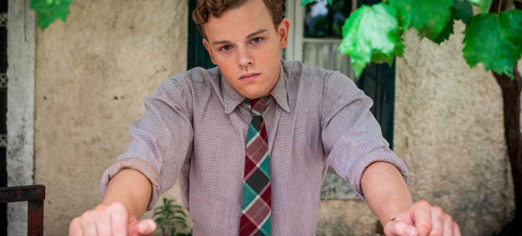 Callum Woodhouse as Leslie Durrell in "The Durrells in Corfu" (Photo Credit: Courtesy of Joss Barratt for Sid Gentle Films & MASTERPIECE)