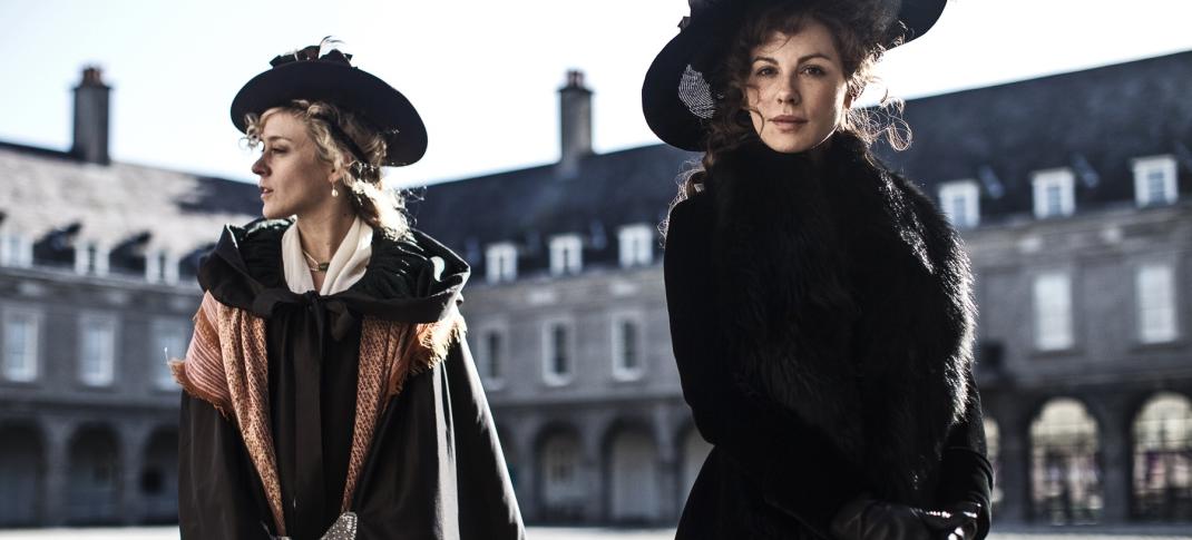 Chloe Sevigny and Kate Beckinsale in Amazon film "Love and Friendship" (Photo: Roadshow Pictures/Amazon Studios)