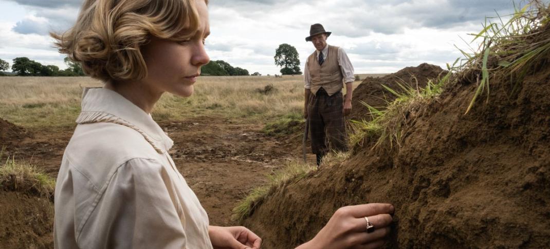 Carey Mulligan and Ralph Fiennes in "The Dig" (Photo: Netflix)