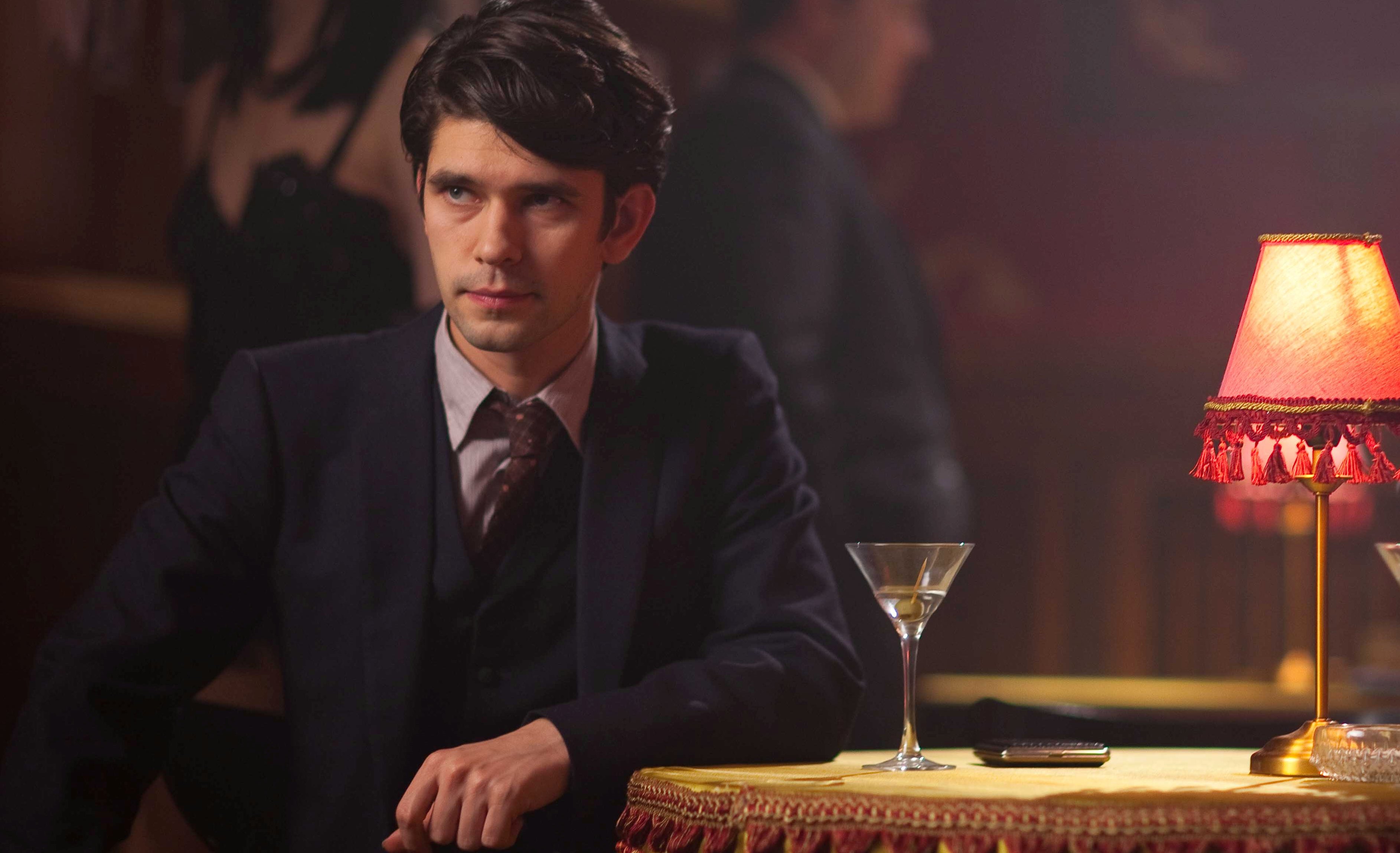Ben Whishaw in a snazzy suit in "The Hour" (Photo: © Laurence Cendrowicz / Kudos)